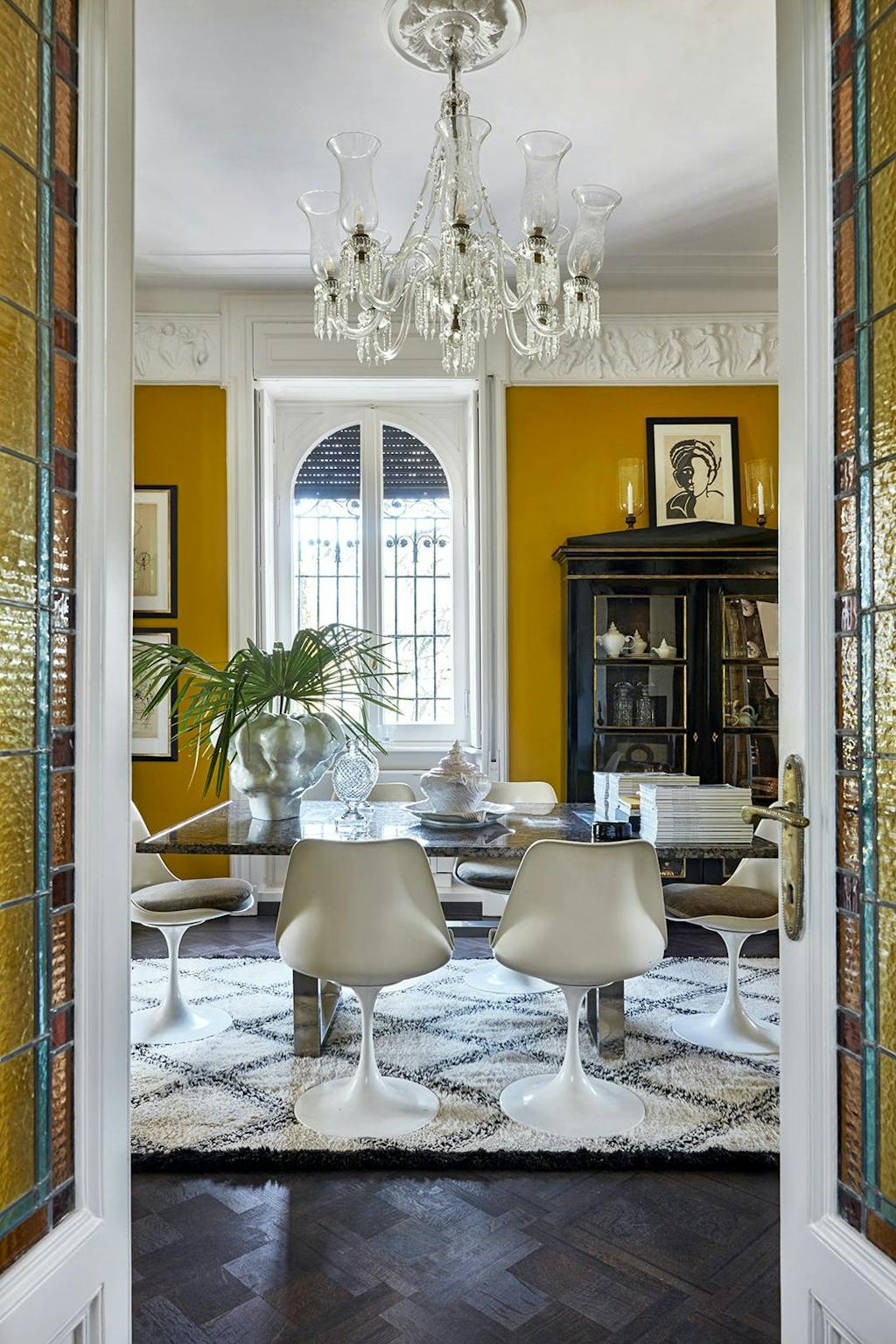 Kanariegul spisestue med smukke detaljer