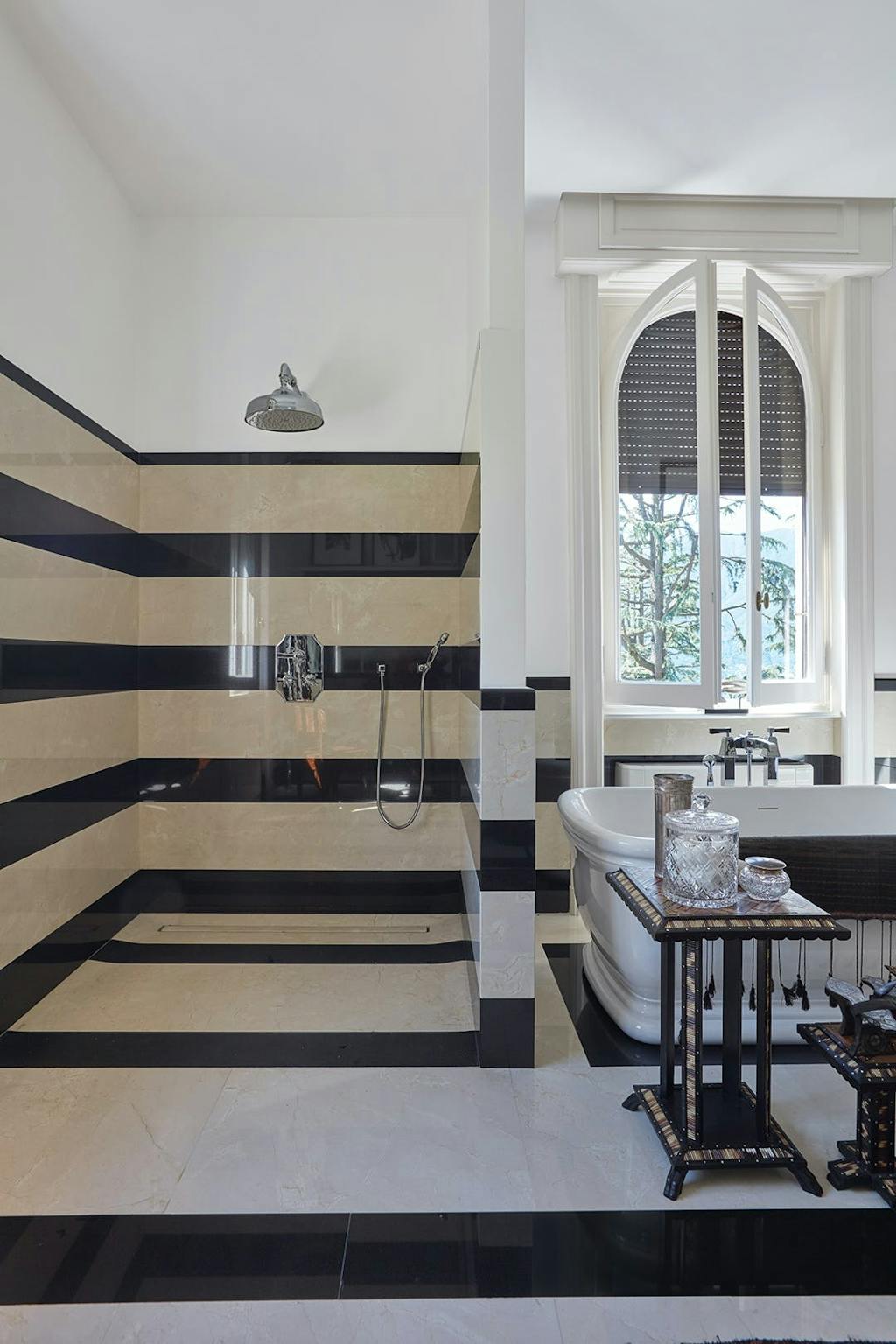 Badeværelse med smukke marmorfliser