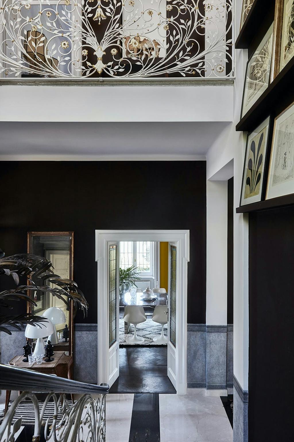 Hall med mørke farvetoner og marmorgulv