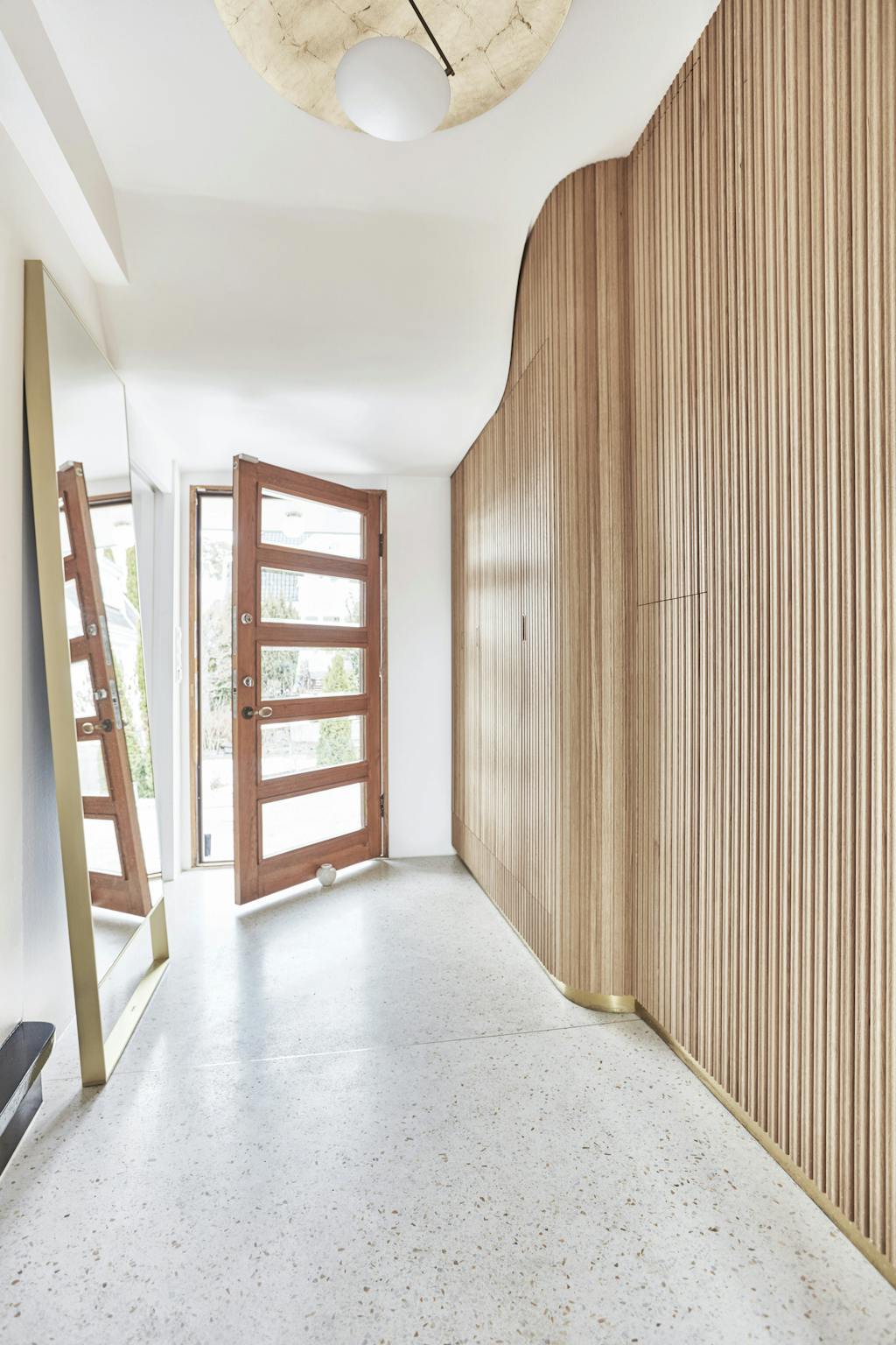 Smuk entré med træpaneller