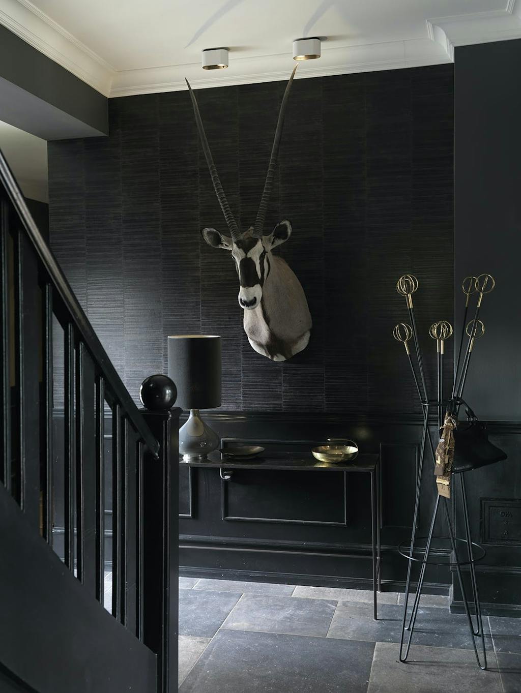 En mørk entré med cool indretning
