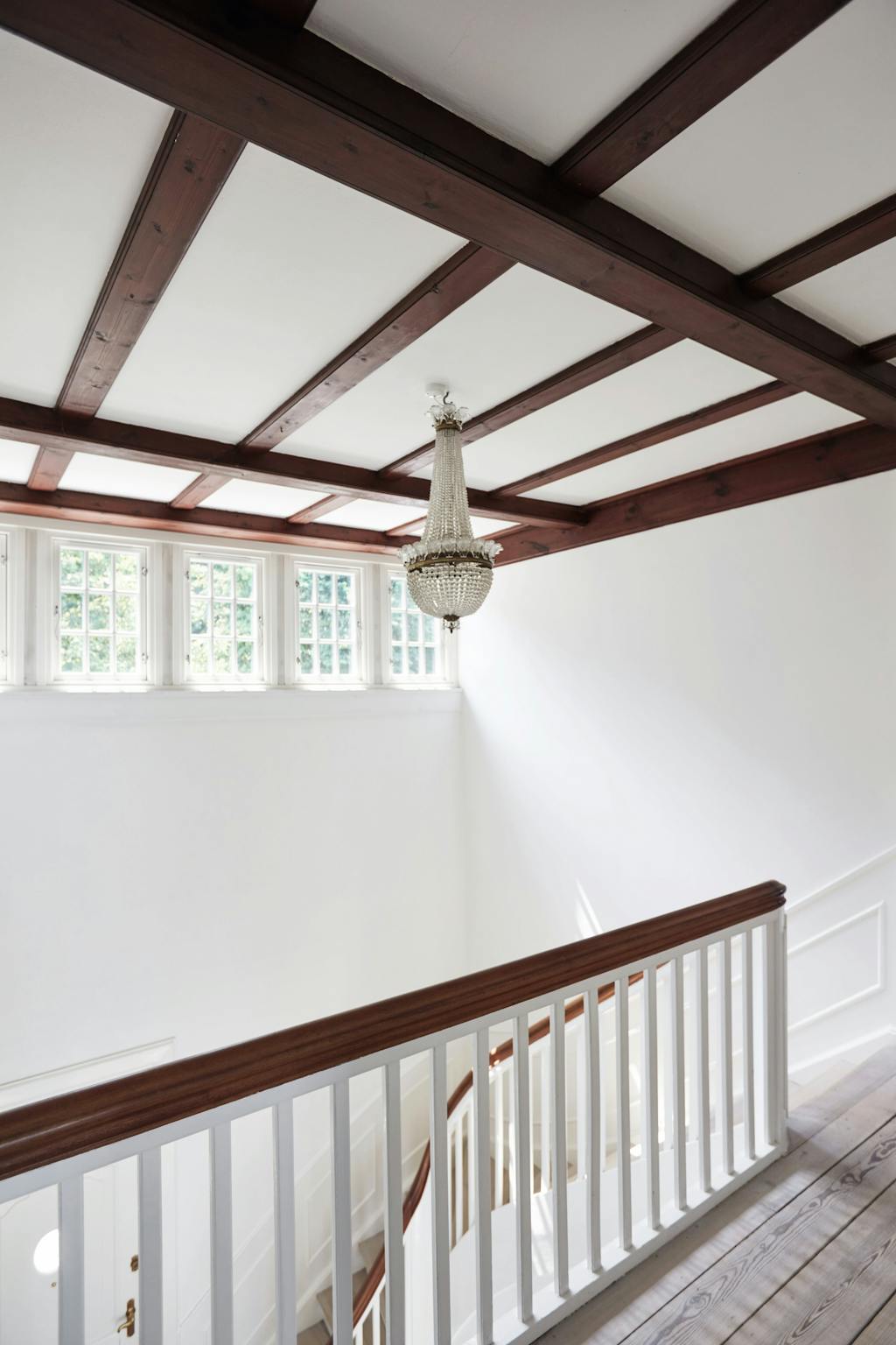 Markant og smukt bjælkeloft i entréen