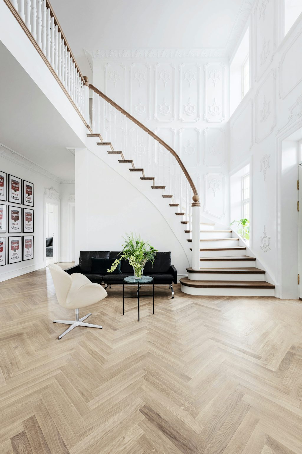 Stor og lys hall med fantastisk stukarbejde Stor og lys hall med fantastisk stukarbejde