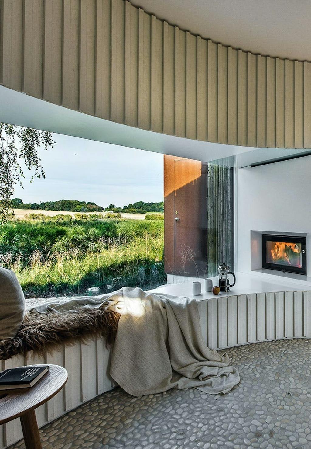 Cylinderformet sommerhus med natursmuk udsigt