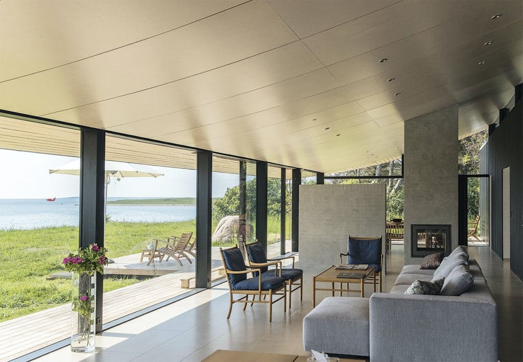 Arkitekttegnet sommerhus med en betagende udsigt