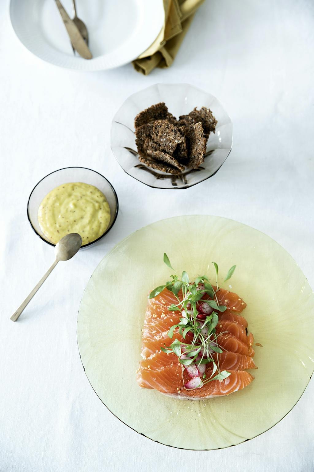 Rimmet laks med lynsyltede radiser og peberrodsmayonnaise