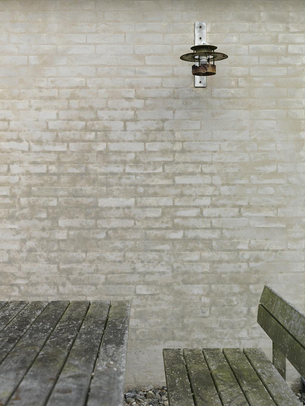 Rå murstensvæg med en lampe. Rå murstensvæg med en lampe.