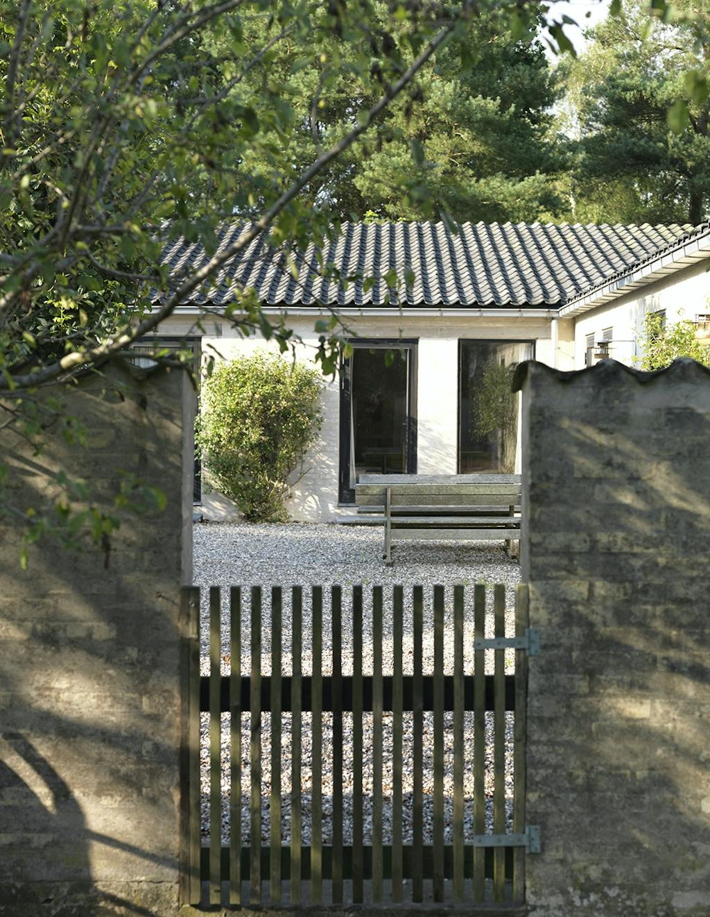 En funktionalistisk byggesti gemt væk i naturen. En funktionalistisk byggesti gemt væk i naturen.