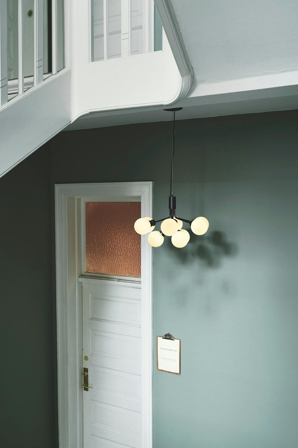 Apiales 9 Satin Black fra Nuura