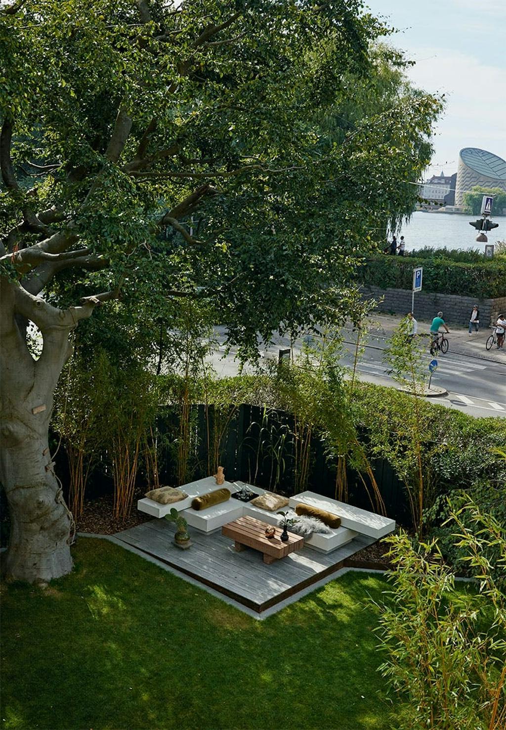 Hyggeligt loungeområde i en byhave