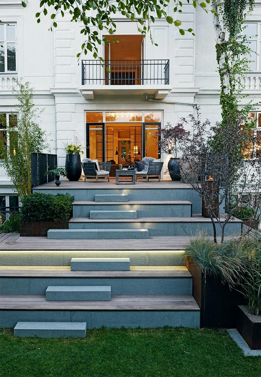 En kunstnerisk trappe forbinder huset med haven