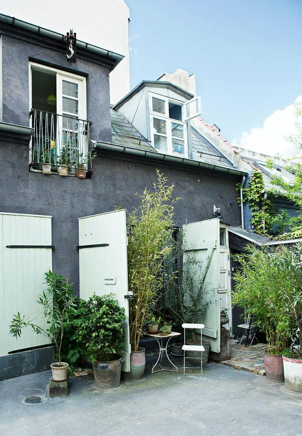 Rustik terrasse med grønne planter