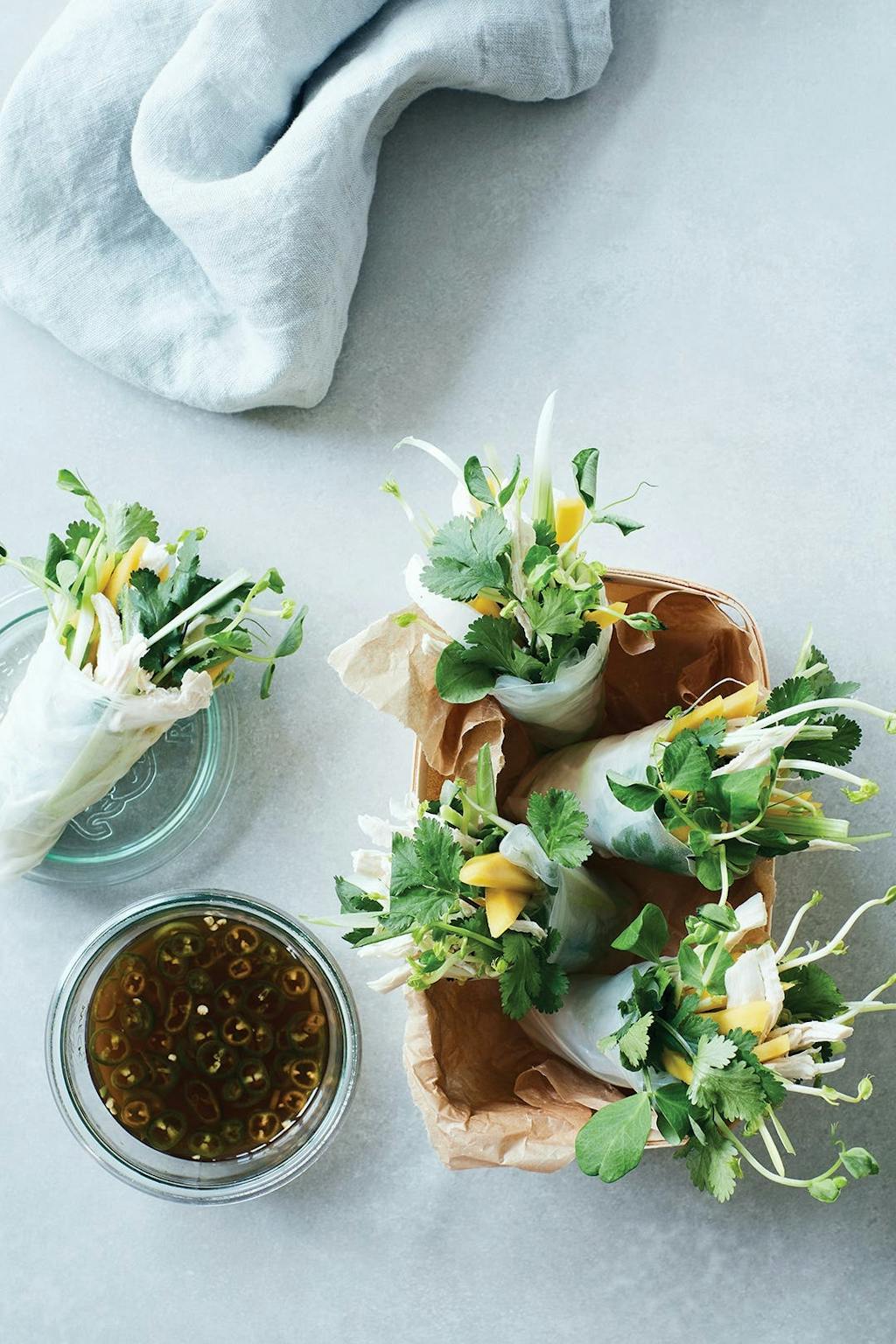 Rispapirwraps med kylling og urter Rispapirwraps med kylling og urter