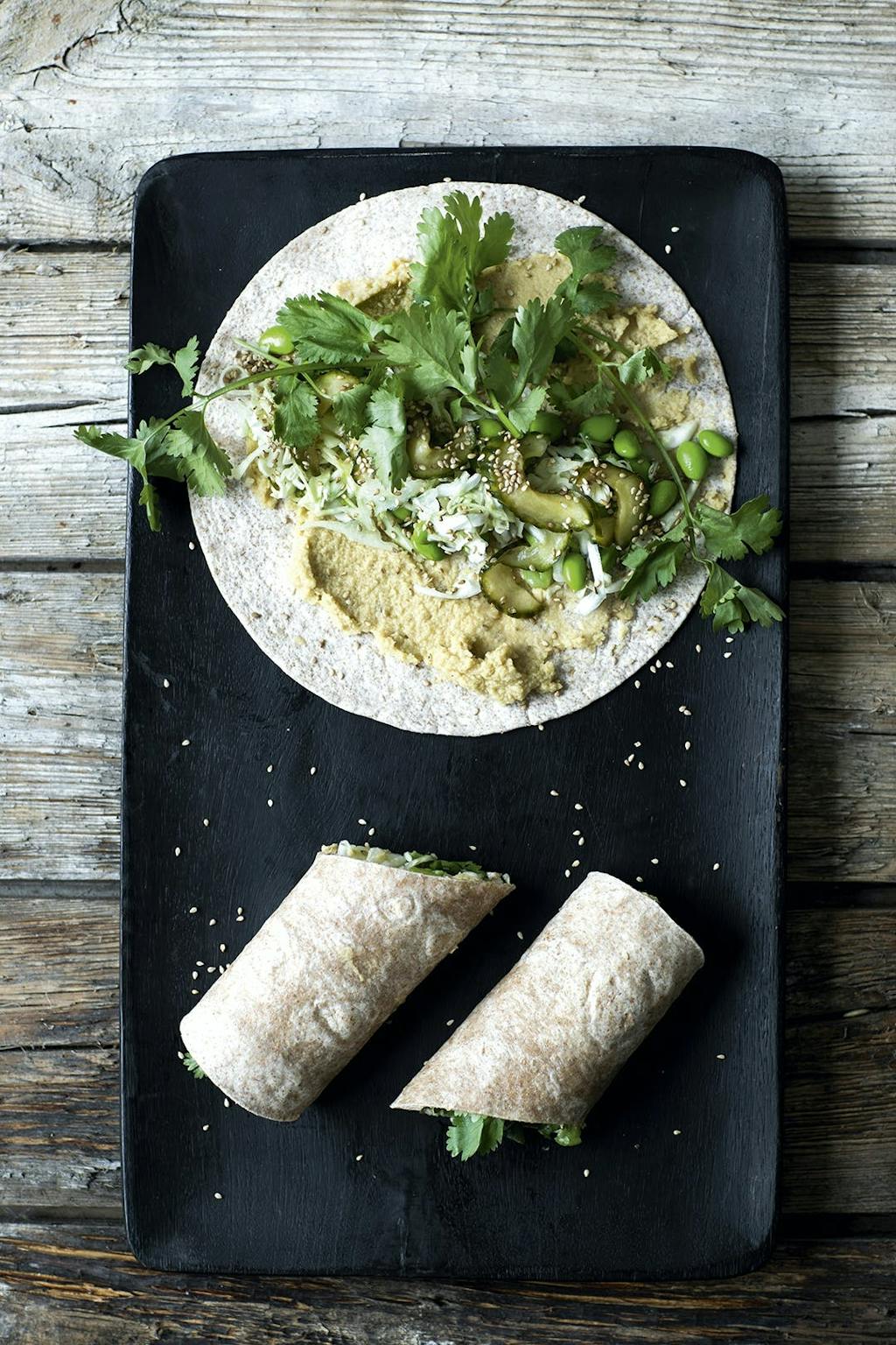 Vegge-wrap med hummus, kål, spicy agurk og sesam Vegge-wrap med hummus, kål, spicy agurk og sesam