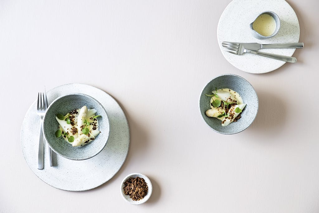 Forret med hvide asperges