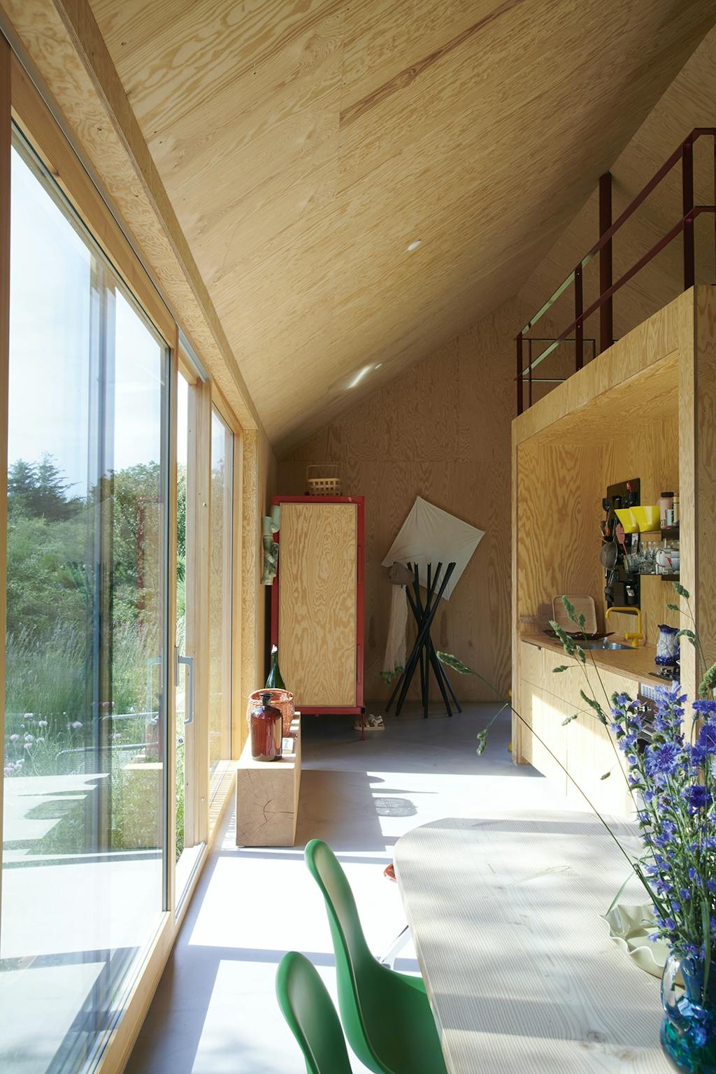 Store vinduespartier lader lyset komme ind i sommerhuset