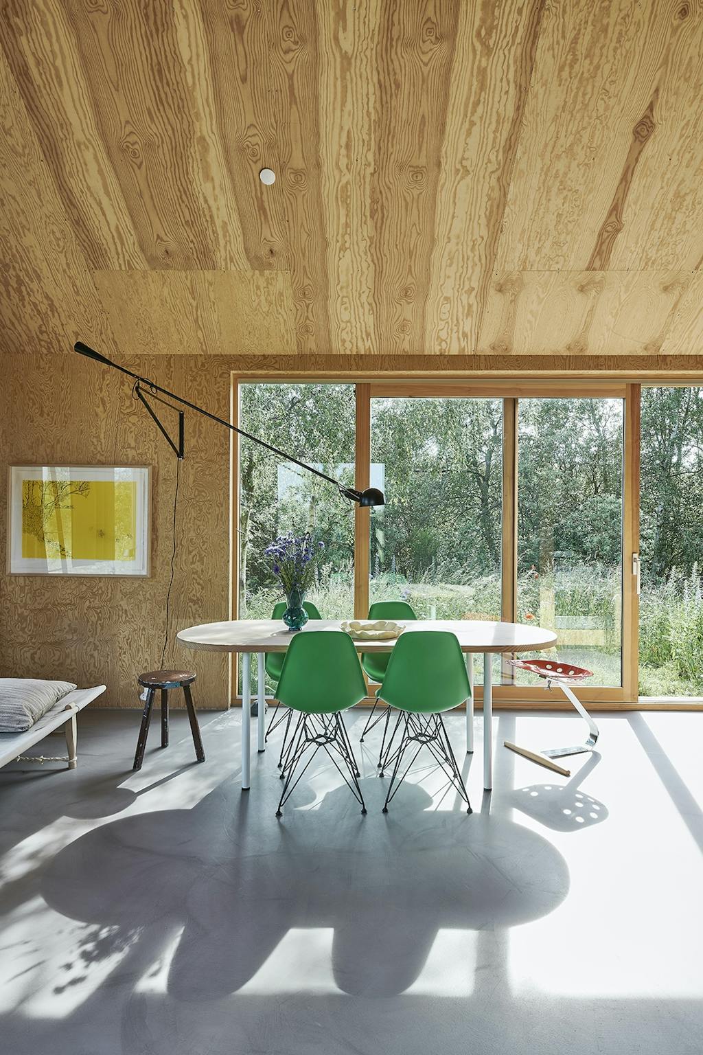 Lyset vælter ind i det lille sommerhus