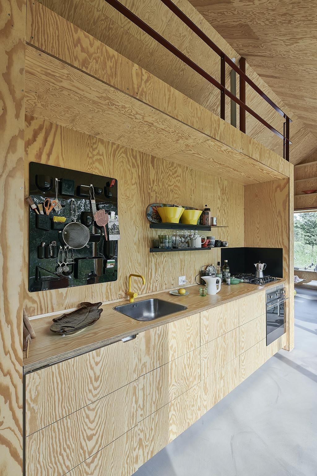 Lyst køkken i krydsfiner