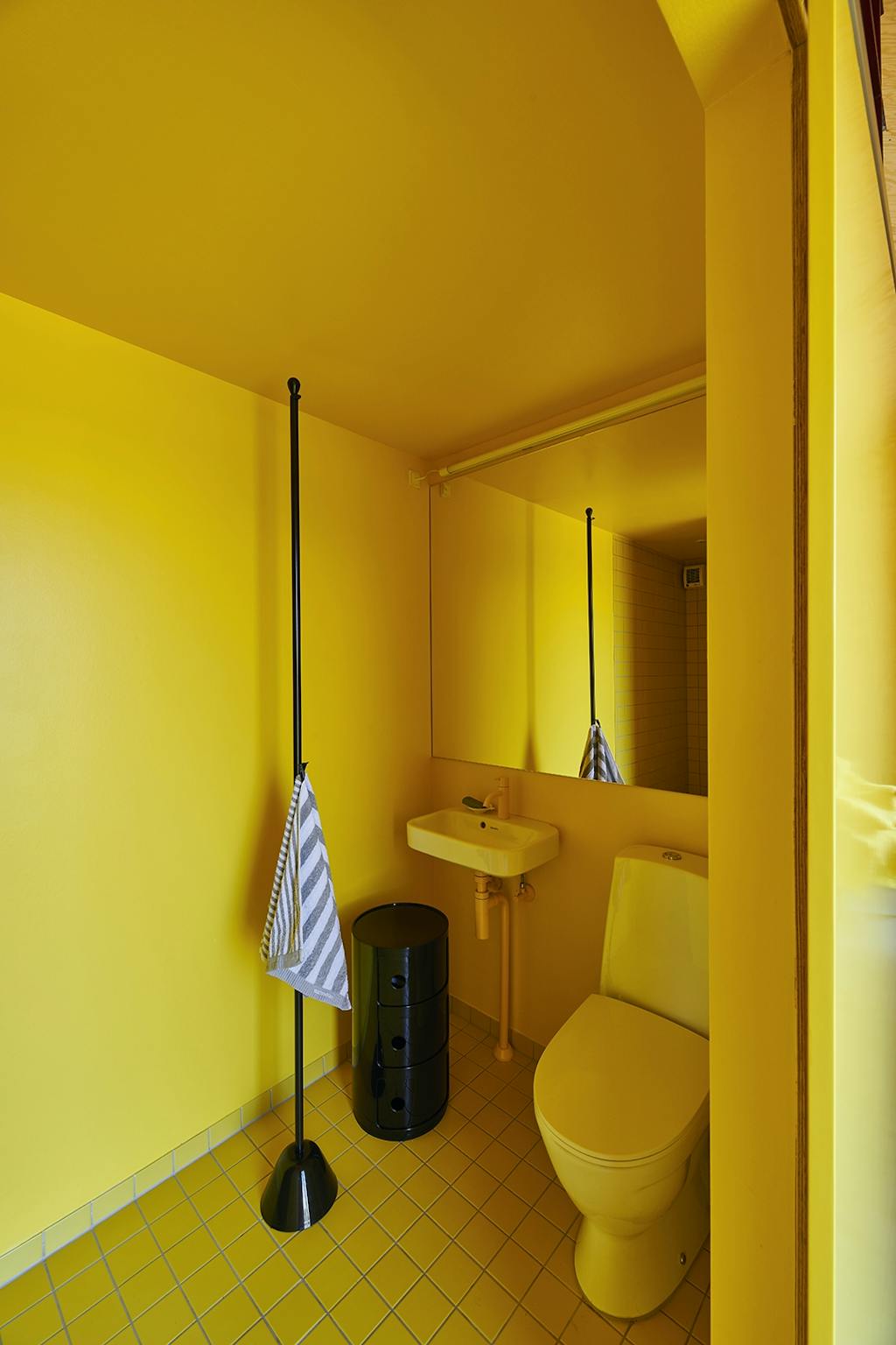 Et skrigende gult badeværelse