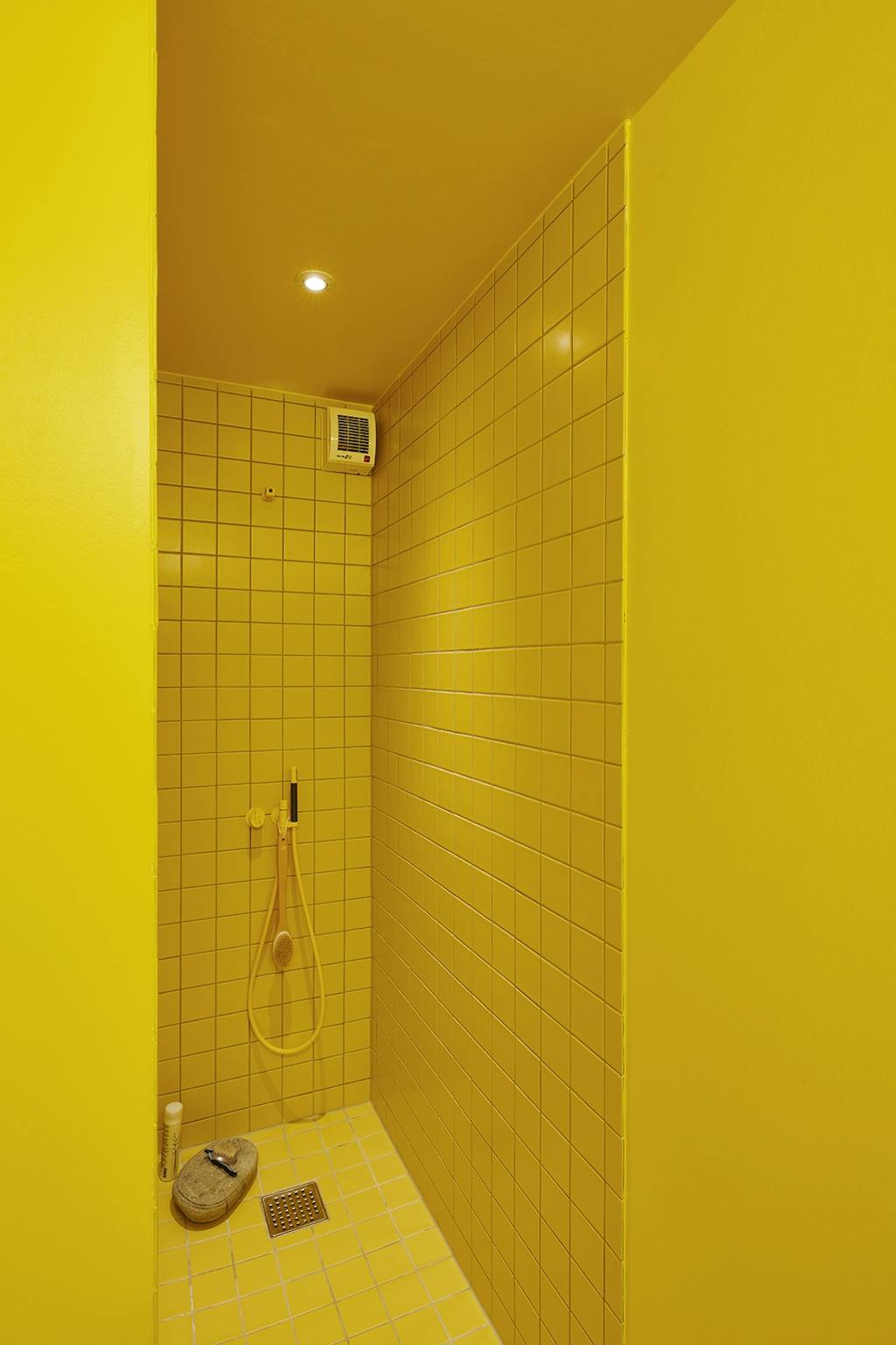 Et skrigende gult badeværelse