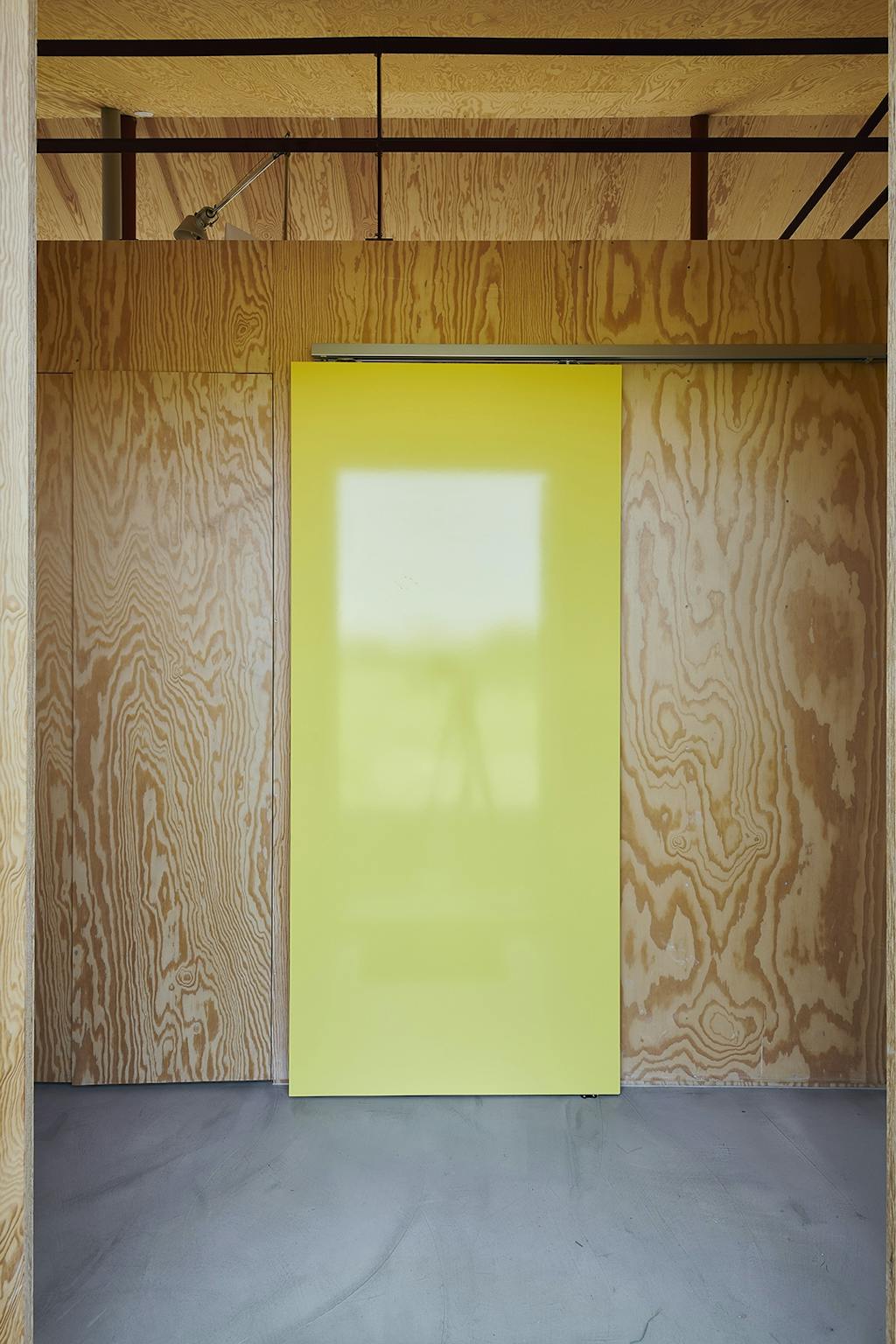 Den gule dør giver varme og personlighed