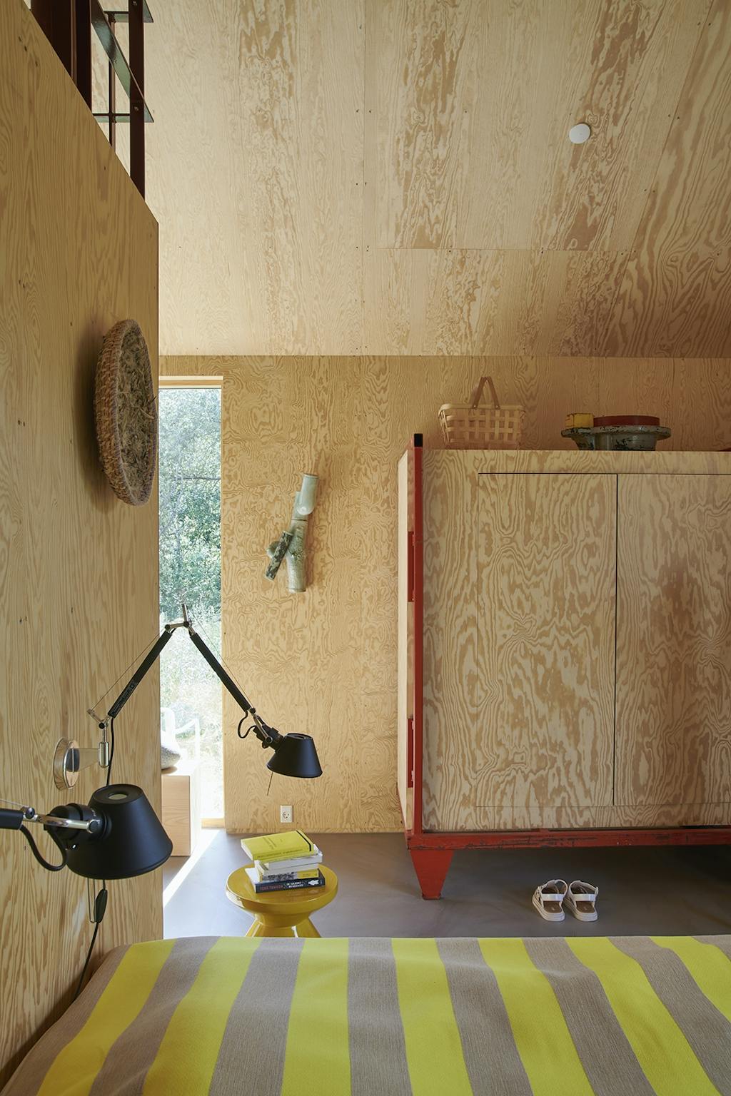 Krydsfiner skaber et lyst og varmt udtryk i sommerhuset