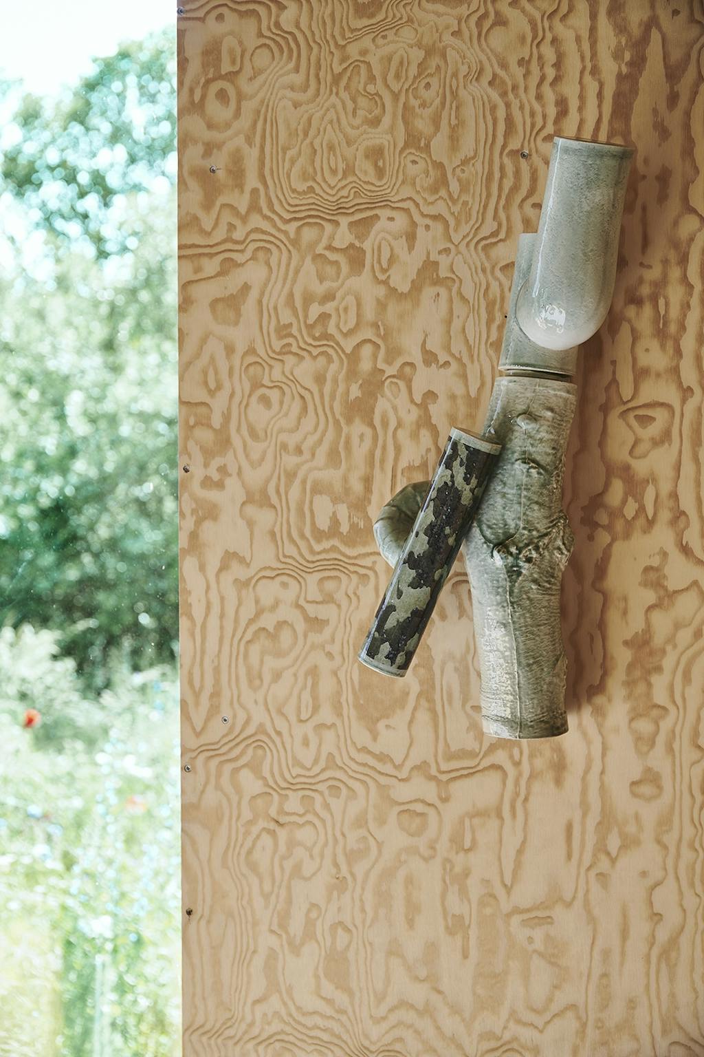 Keramikværk med træstruktur