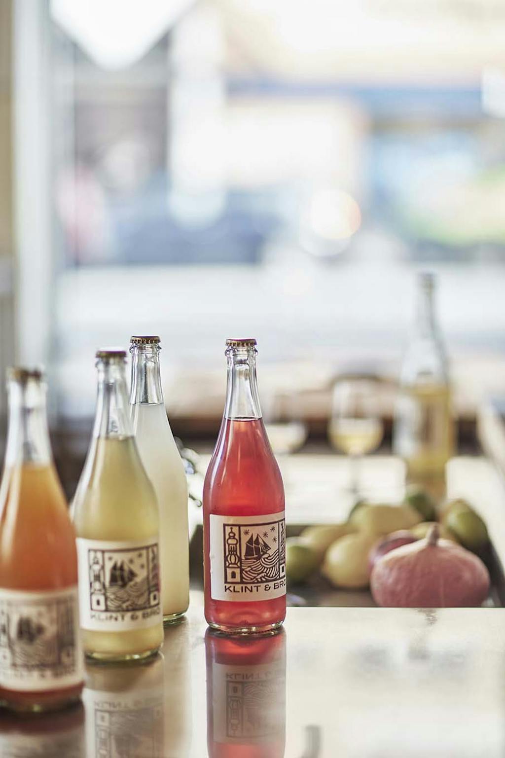 Hjemmelavet kombucha med hyldeblomst og ingefærsmag