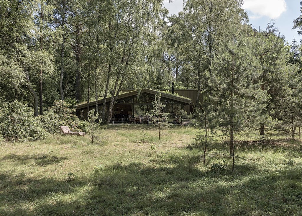 Sommerhuset ligger skjult i naturen