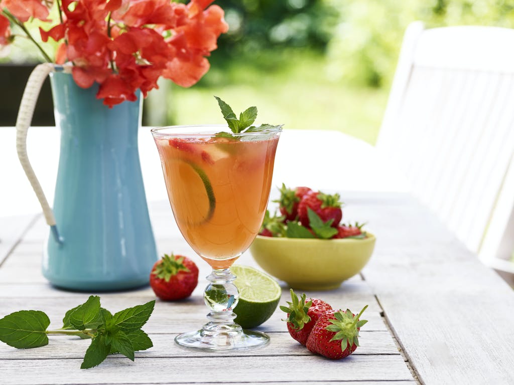 COINTREAU FIZZ Strawberry and mint drink opskrift