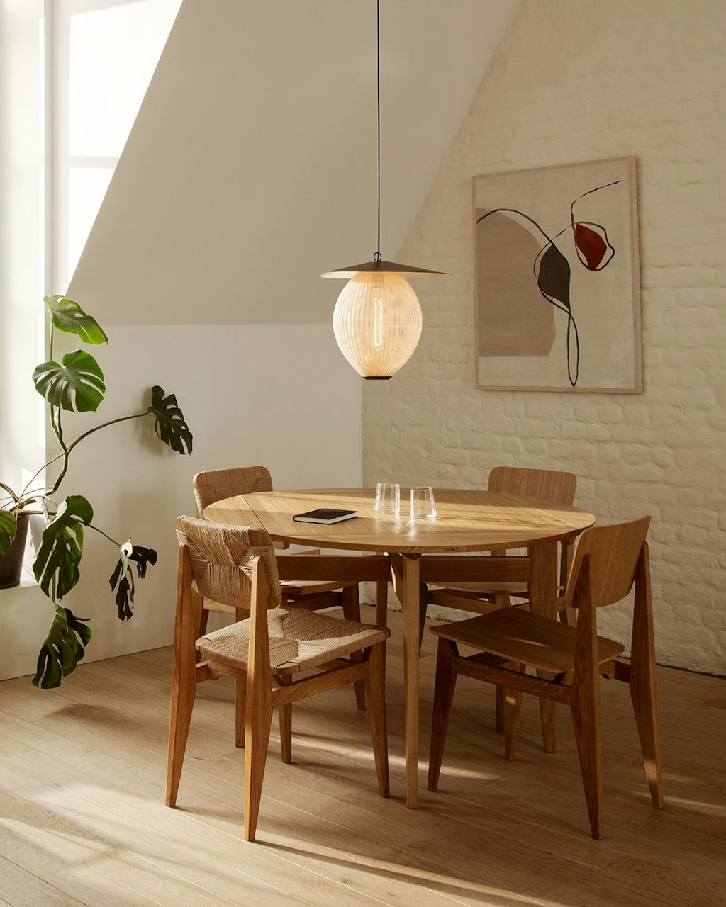 GUBI Det runde spisebord som samlingspunkt fra Gubi