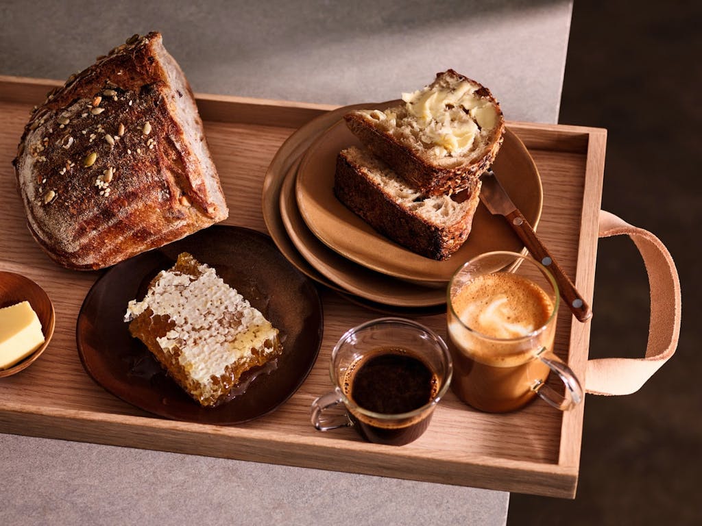 Morgenbakke med smurt brød og kaffe sammensat af stjernekok fra kendt madprogram