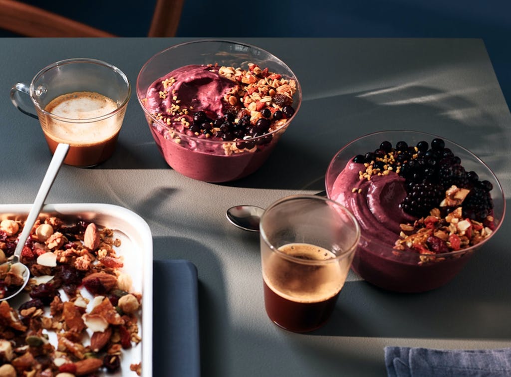 Morgenmad med smoothiebowls og kaffe