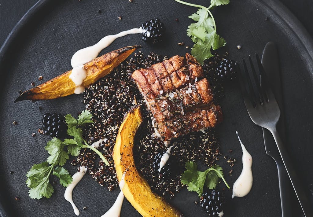 Langtidstilberedt svinebryst med quinoa, brombær og græskar