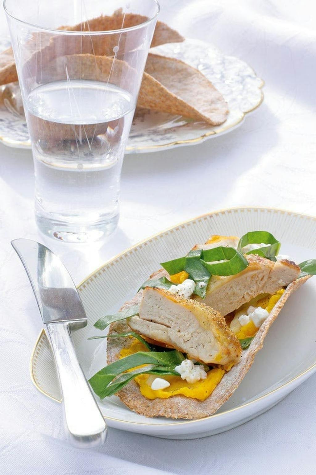 Sprød tærte med perlehøne, hokaidocreme og hytteost