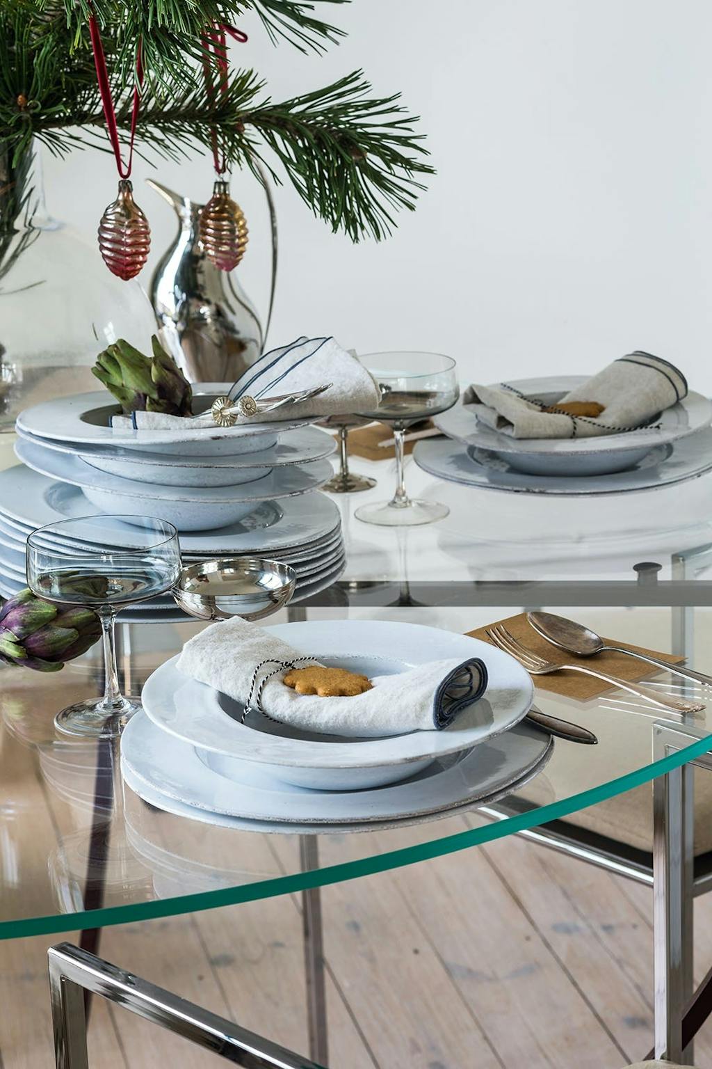 Simpelt julebord med grå toner