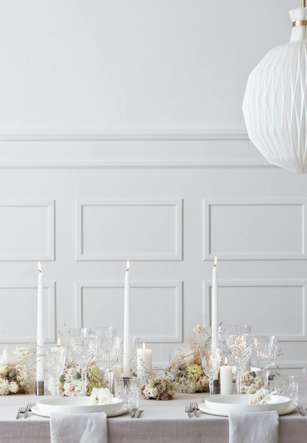 Smukt, hvidt julebord med et vintertema