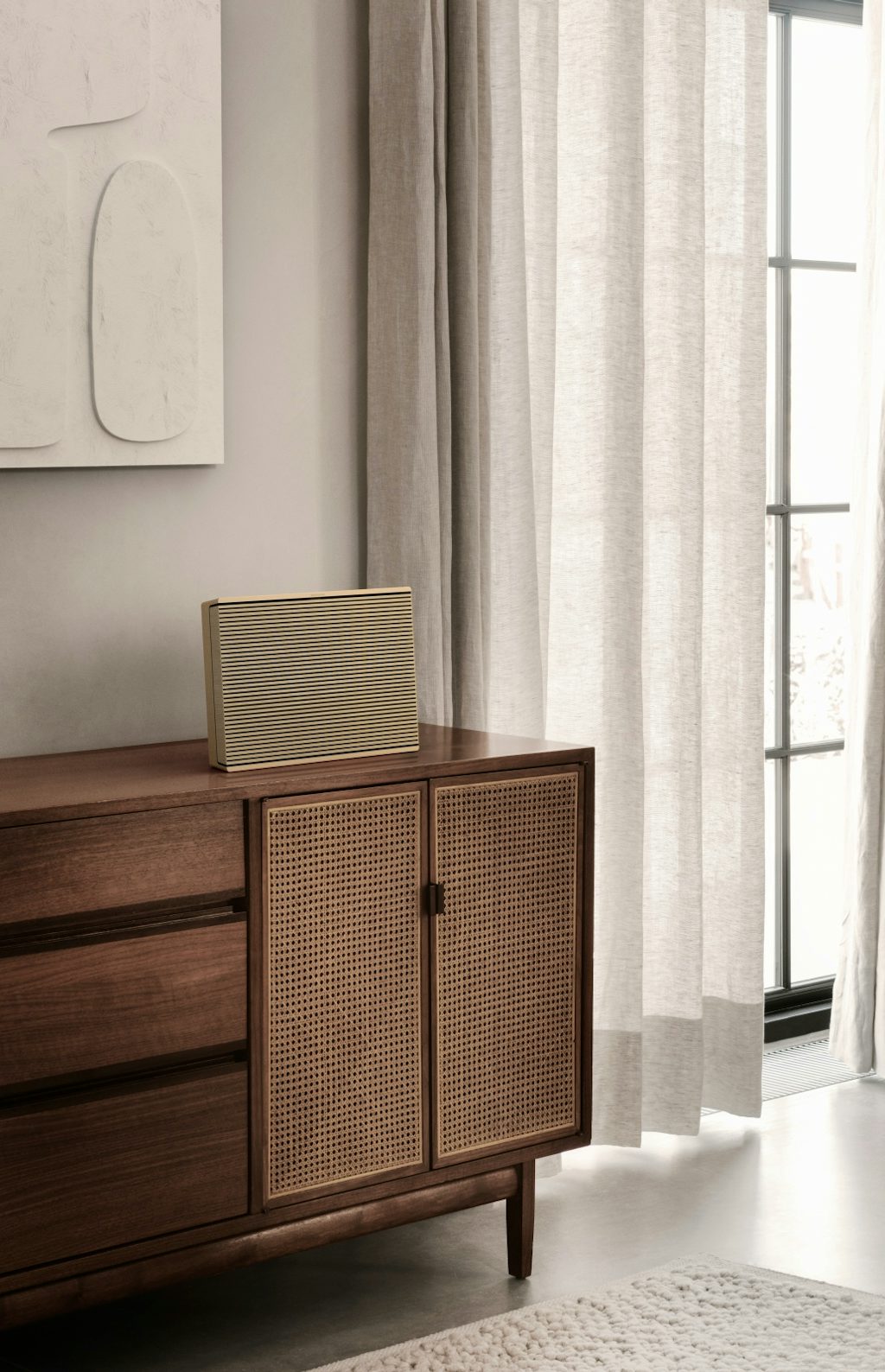 NA_Beosound-Level_Gold-Oak_Standing-02.tif
