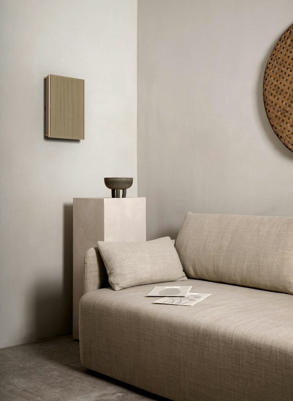 NA_Beosound-Level-Wall_Gold-Oak_01.tif