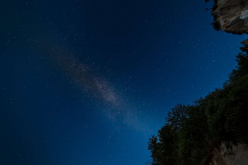 Mælkevejen over Møns Klint en lys sommernat