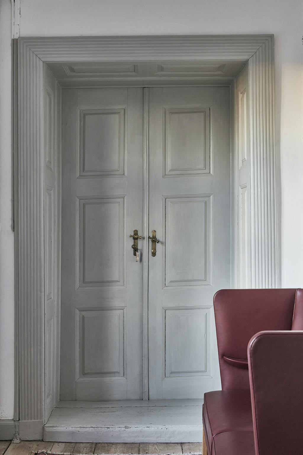 Den majestætiske grå dør og Coupé-sofaen