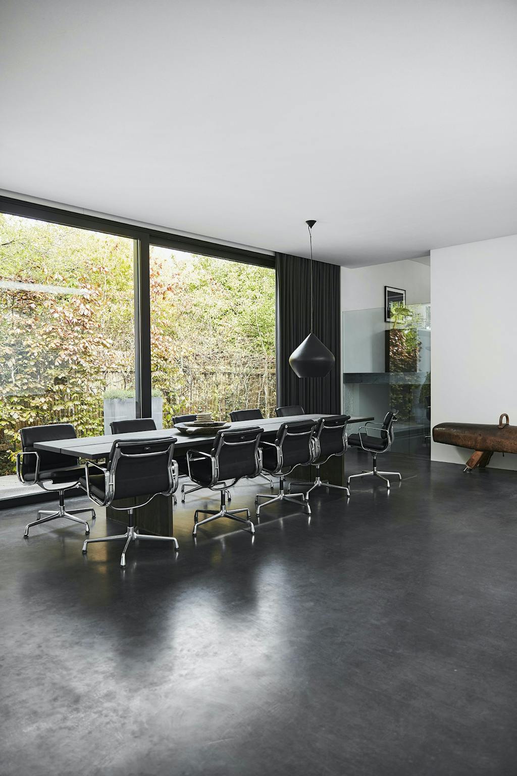 Spisepladsen med udsigt til et grønt, levende bagtæppe Spisepladsen med udsigt til et grønt, levende bagtæppe