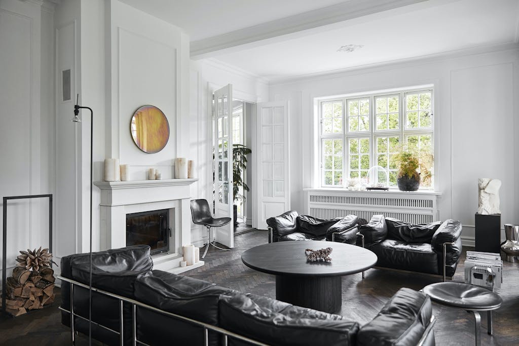 Stuerne ligger en suite mellem det gamle hus og den nye tilbygning Stuerne ligger en suite mellem det gamle hus og den nye tilbygning