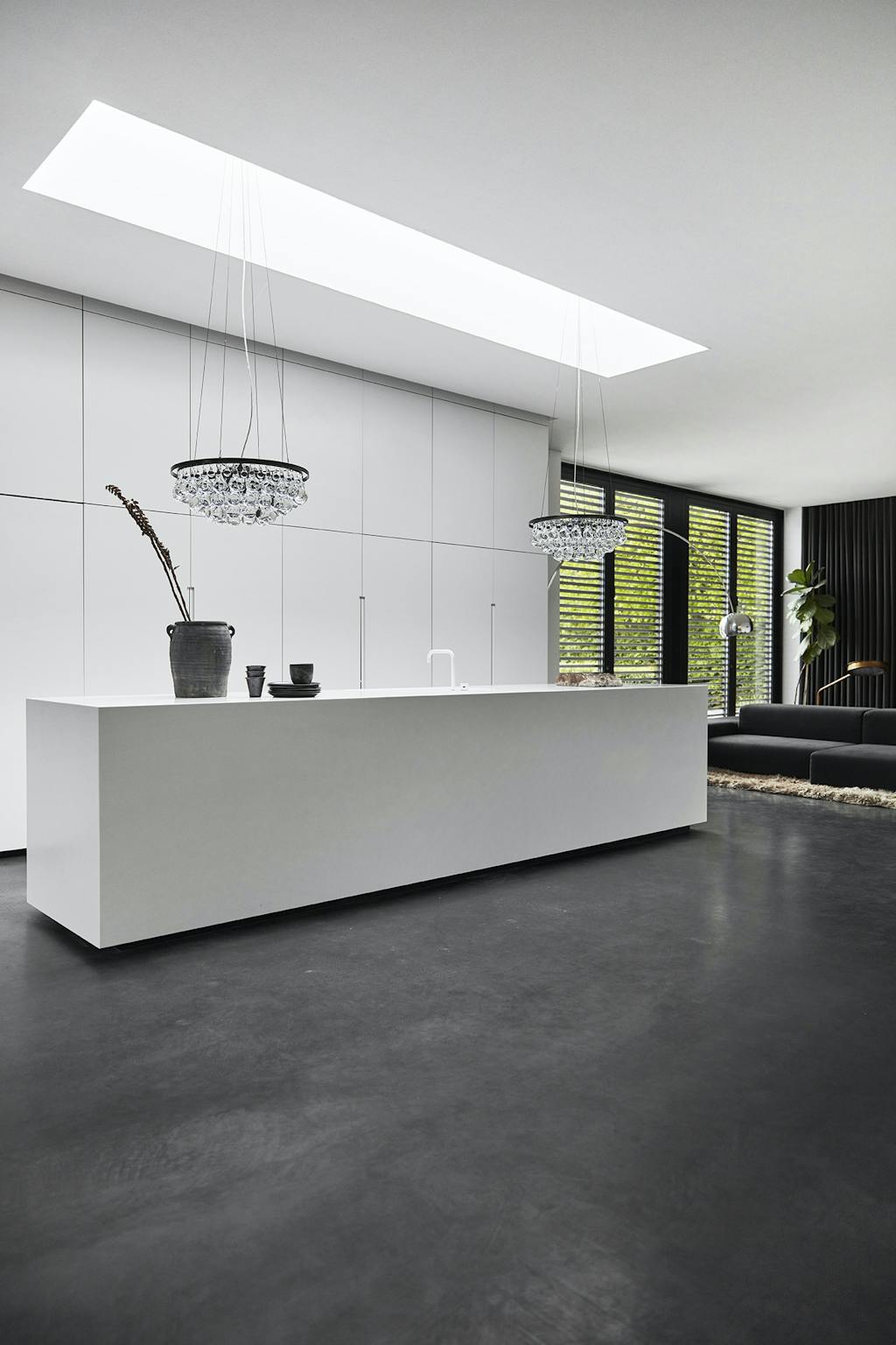 Husets hjerterum i den nye tilbygning med køkken, spiseplads og stue Husets hjerterum i den nye tilbygning med køkken, spiseplads og stue