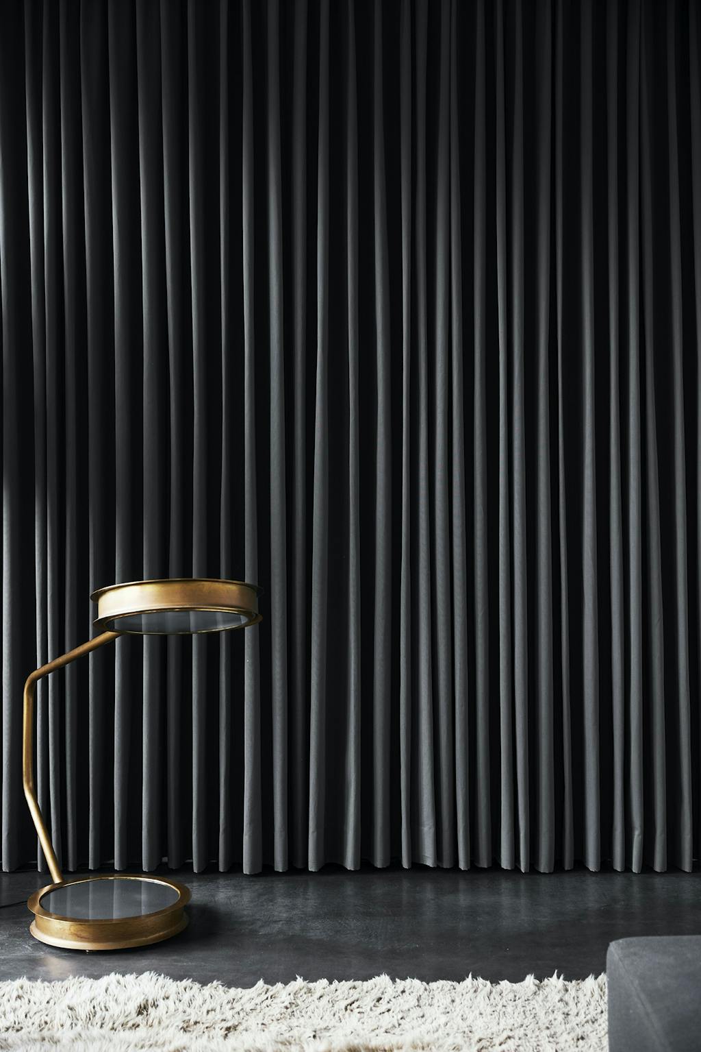 Kobberlampe foran mørkt gardin Kobberlampe foran mørkt gardin