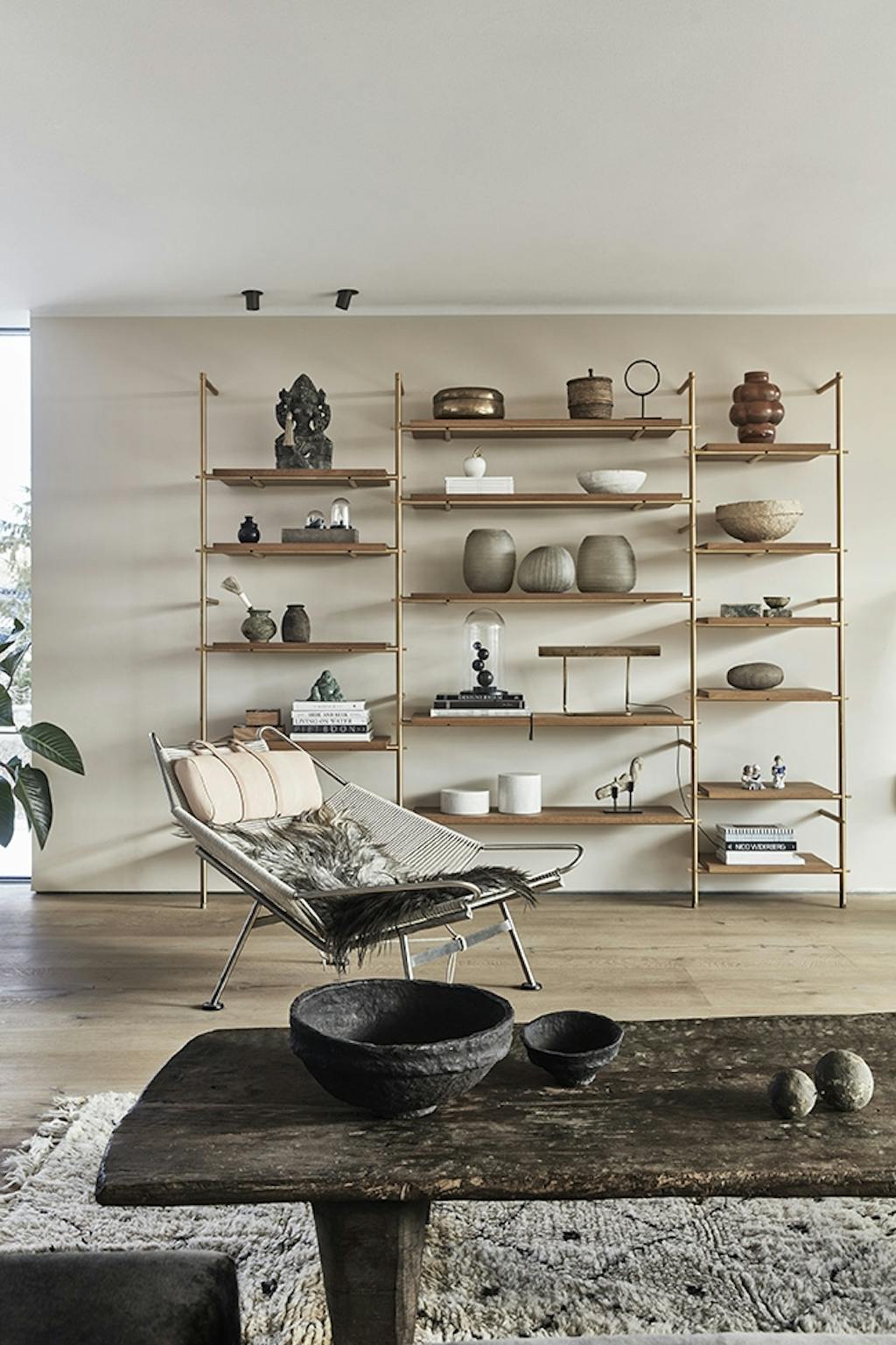 Reol fuld af rejsefund, interiørobjekter og arvestykker