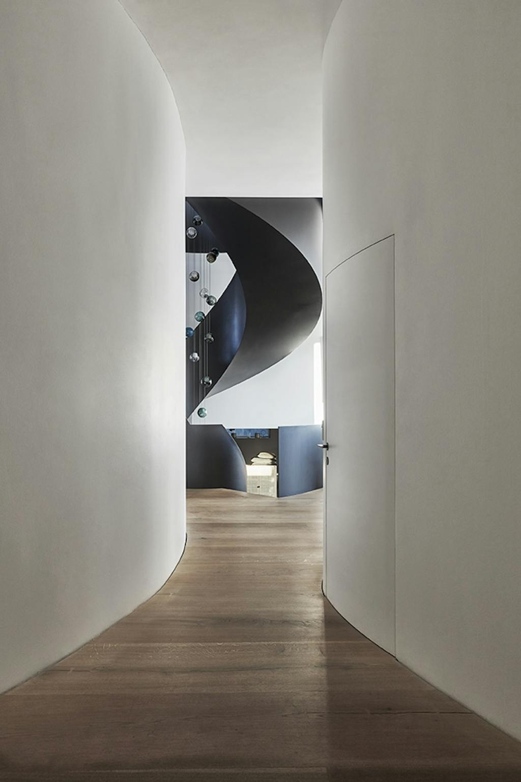 Den skulpturelle trappe er visuelt blikfang i hele huset