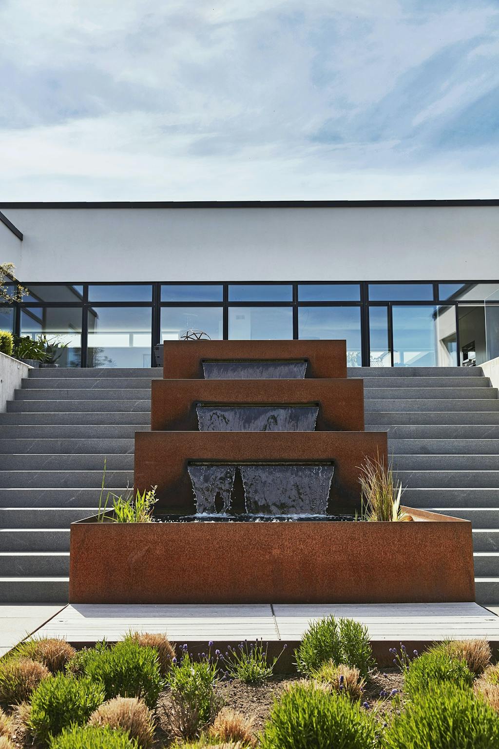 Vandtrappe i midten af den store granittrappe