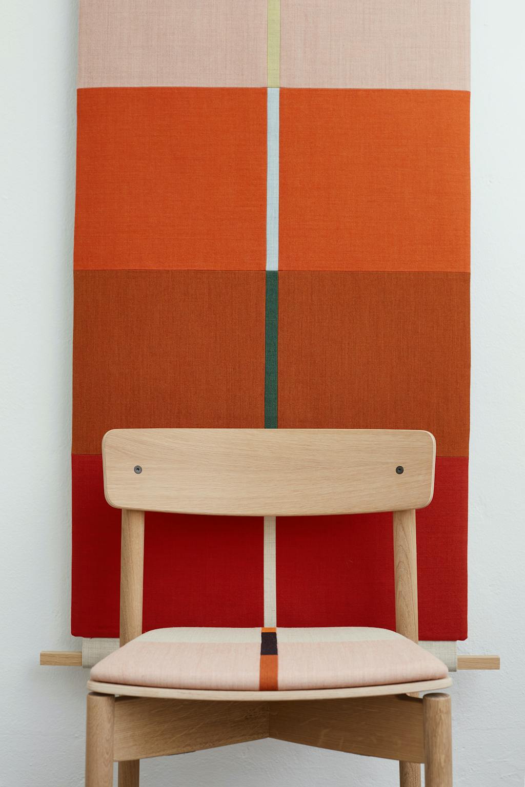 Cross Chair fra TAKT betrukket med polstring fra Kibun