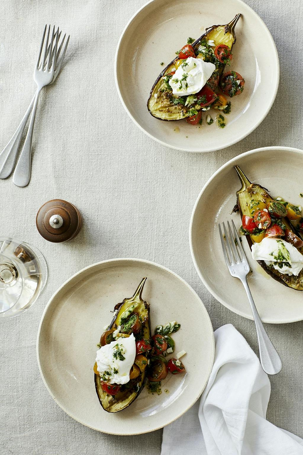 Grillede auberginer med tomater og burrata
